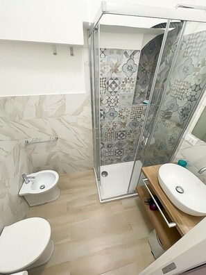 Shower, rainfall showerhead, hair dryer, electronic bidet - Cinemovie Guesthouse (Rome)