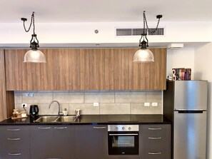 Kühlschrank, Ofen, Herdplatte, Wasserkocher