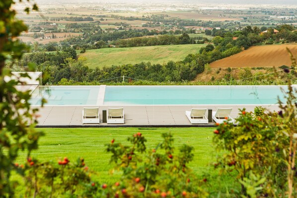 Alberca al aire libre y alberca climatizada