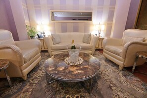 特色套房 | 起居區 | 32-吋智慧型電視、衛星頻道、Netflix、串流服務