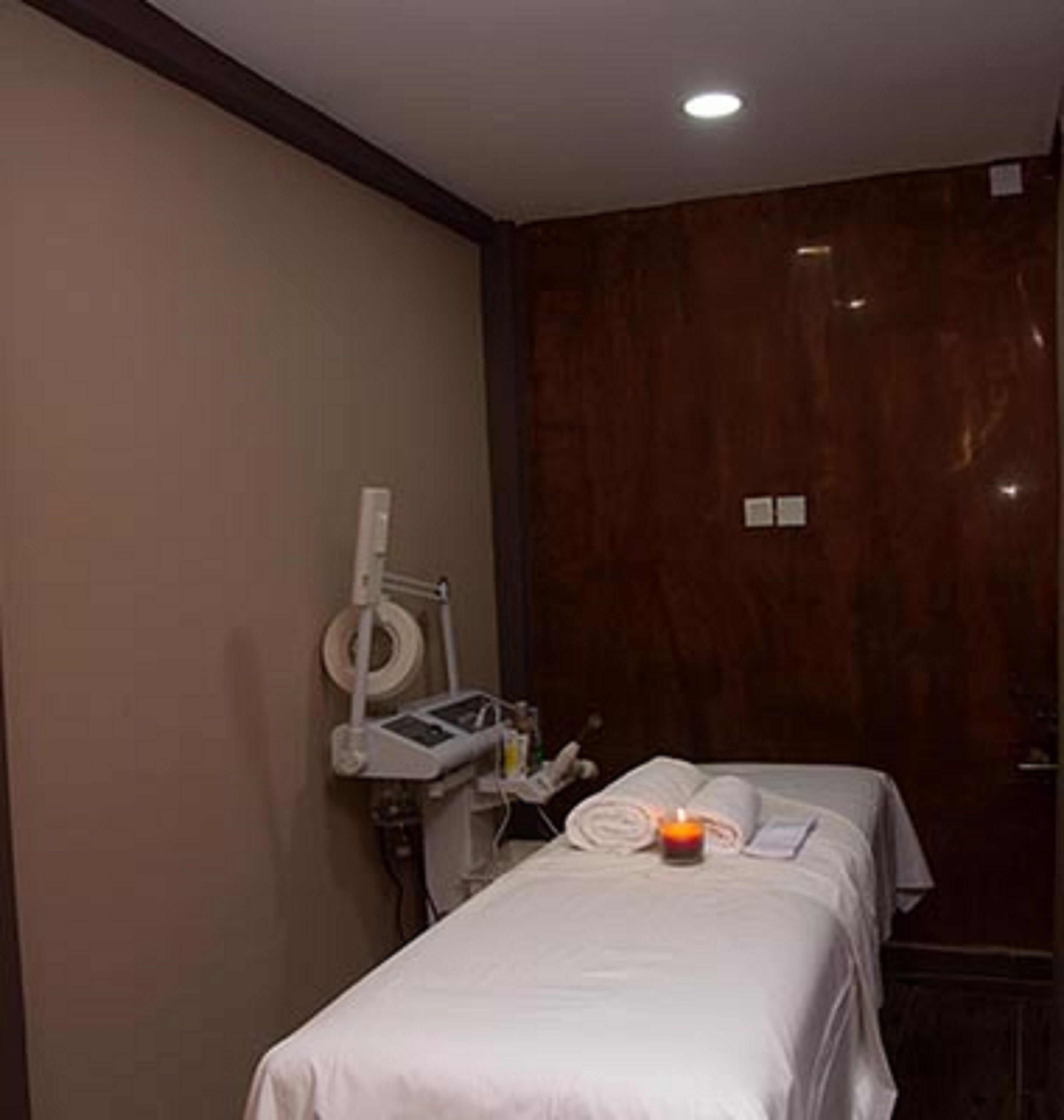 Indoor spa tub