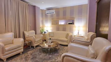 Signature Suite | Living area