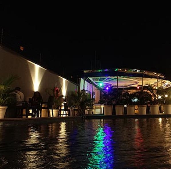 Una piscina al aire libre