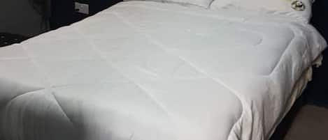 Cubrecamas, minibar, decoración personalizada y muebles diferentes