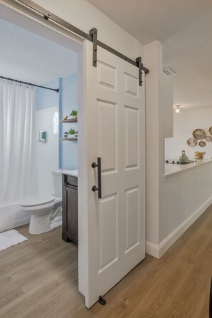 Combined shower/bathtub, eco-friendly toiletries, hair dryer, towels - Tranquil Location King Beds Off Dunedin Causeway 1 Mile 2 Honeymoon Island (Dunedin)