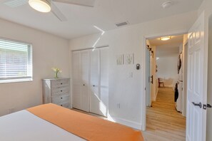 2 slaapkamers, een bureau, een strijkplank/strijkijzer, gratis wifi