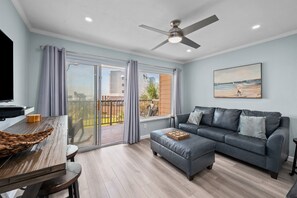 Smart TV - New Heated Pool & Hot tub! Views & palm trees! (Galveston)