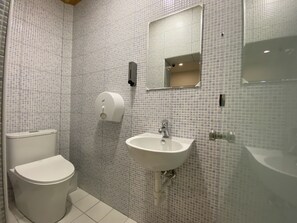 Shower, rainfall showerhead, free toiletries, hair dryer