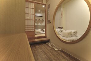 Free minibar, free WiFi, bed sheets