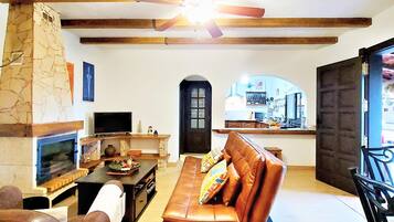 Televisie en een open haard