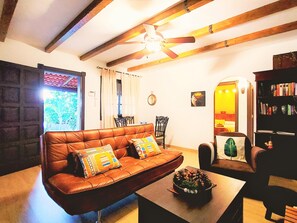 TV, fireplace - Finca La Casita: Rustic Charm Surrounded by Nature (Arafo)