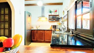 Een koelkast, een microgolfoven, een oven, een vaatwasser