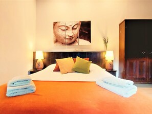 4 bedrooms, iron/ironing board, internet, bed sheets