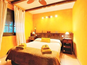 4 bedrooms, iron/ironing board, Internet, bed sheets - Finca La Casita: Rustic Charm Surrounded by Nature (Arafo)