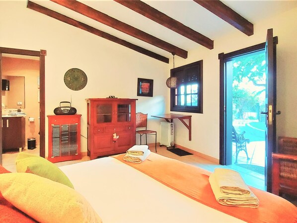 4 bedrooms, iron/ironing board, internet, bed sheets