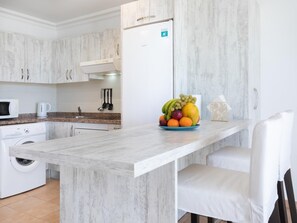 Mikrobølgeovn, ovn, kaffetrakter/tekoker og brødrister