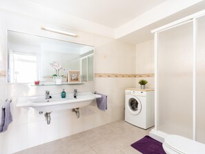 Chuveiro, secador de cabelo, toalhas de banho 