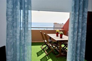 Outdoor dining - Beautiful holiday home with sea views +beach+WIFI (El Rosario)