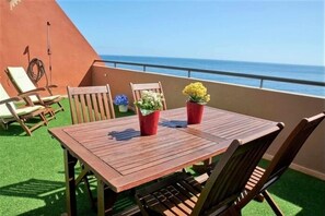Outdoor dining - Beautiful holiday home with sea views +beach+WIFI (El Rosario)