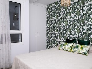 2 bedrooms, iron/ironing board, internet, bed sheets
