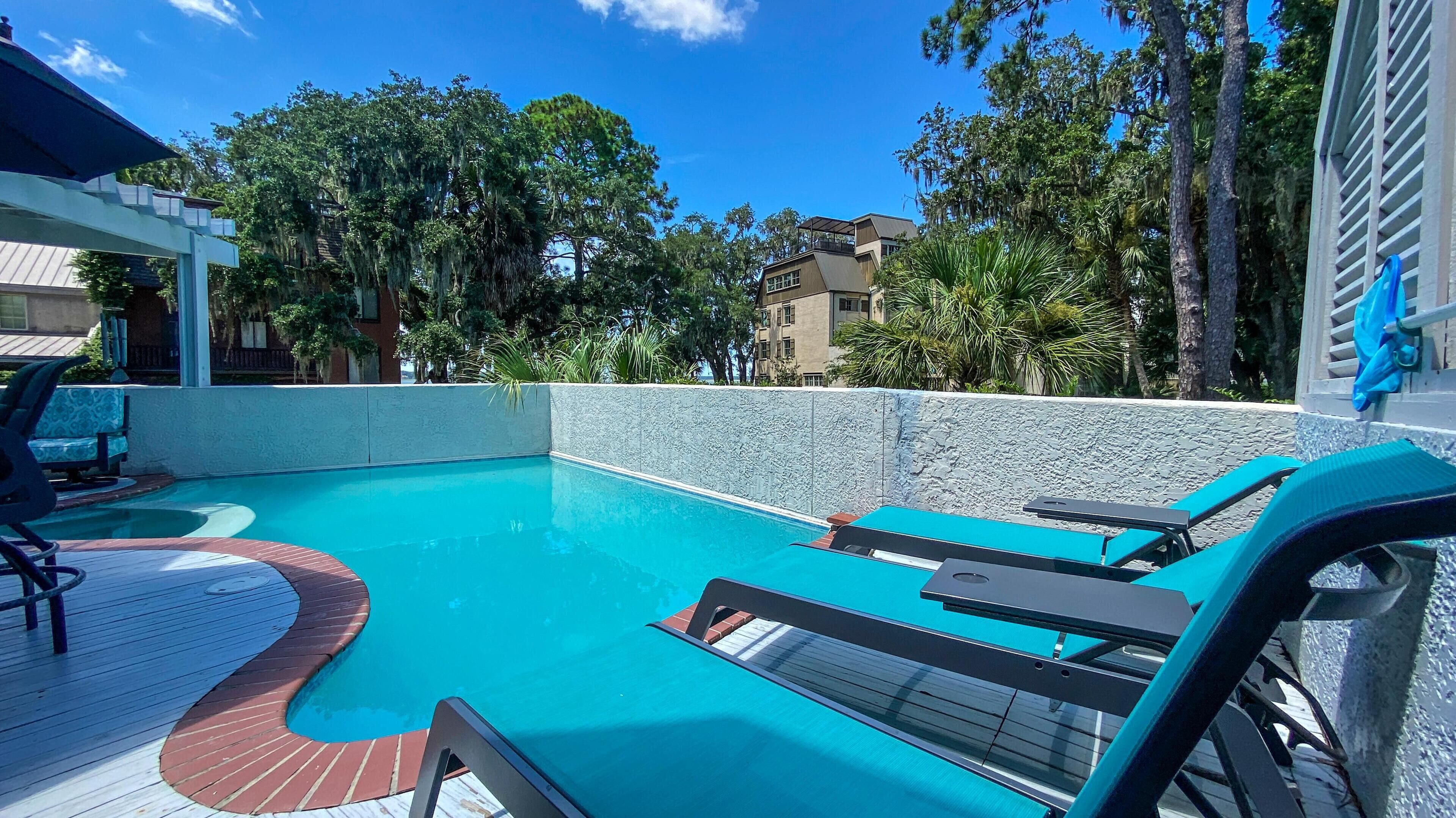 Exquisite 4-Bed end-unit, direct Golf & Water views from Private Pool and Patio