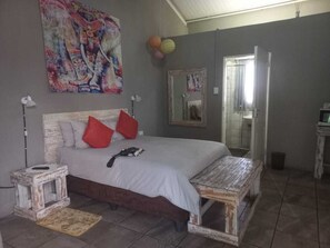 Standard Double Room | Free WiFi - Dithapi Cottages (Shakawe)