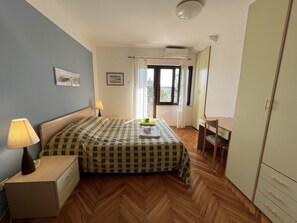 2 bedrooms, WiFi - Apartment TOP LOCATION with sea view, terrace, garden and parking space (Pješcana Uvala)