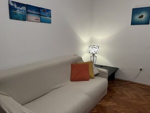 TV - Apartment TOP LOCATION with sea view, terrace, garden and parking space (Pješcana Uvala)