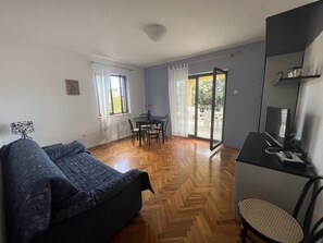 TV - Apartment TOP LOCATION with sea view, terrace, garden and parking space (Pješcana Uvala)