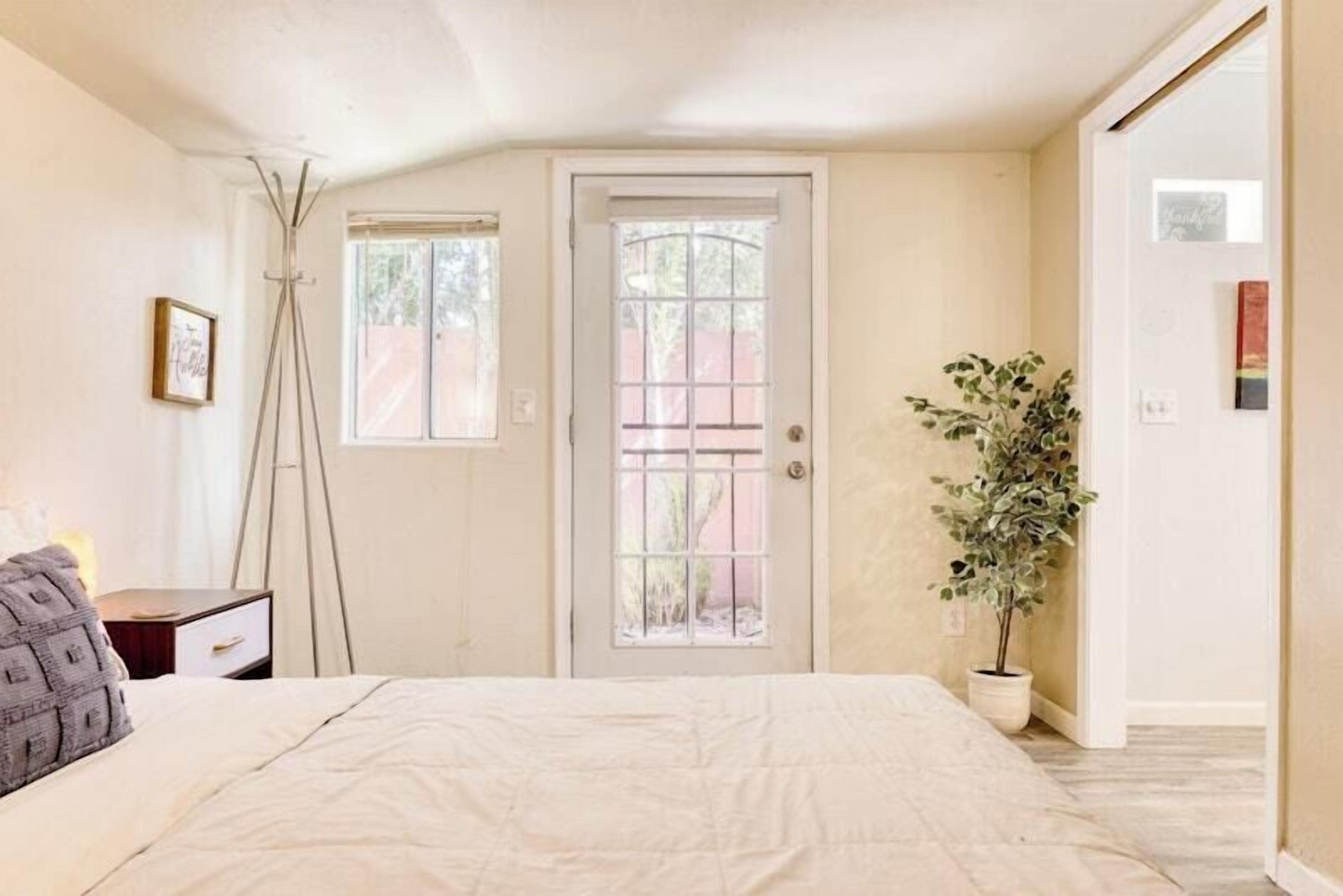 1 soverom, skrivebord, strykejern/-brett og wi-fi (inkludert)