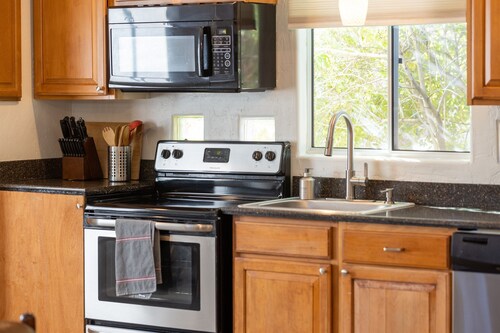 Private Phx Guesthouse w/Patio & Full Kitchen