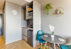 Apartment (1 Bedroom) | Private kitchenette | Mini-fridge, microwave, stovetop, toaster - One Thibault Square 1517 by CTHA (Cape Town)