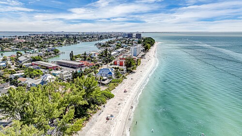 Directly on the Gulf, the Beautiful Sunset Chateau Condo