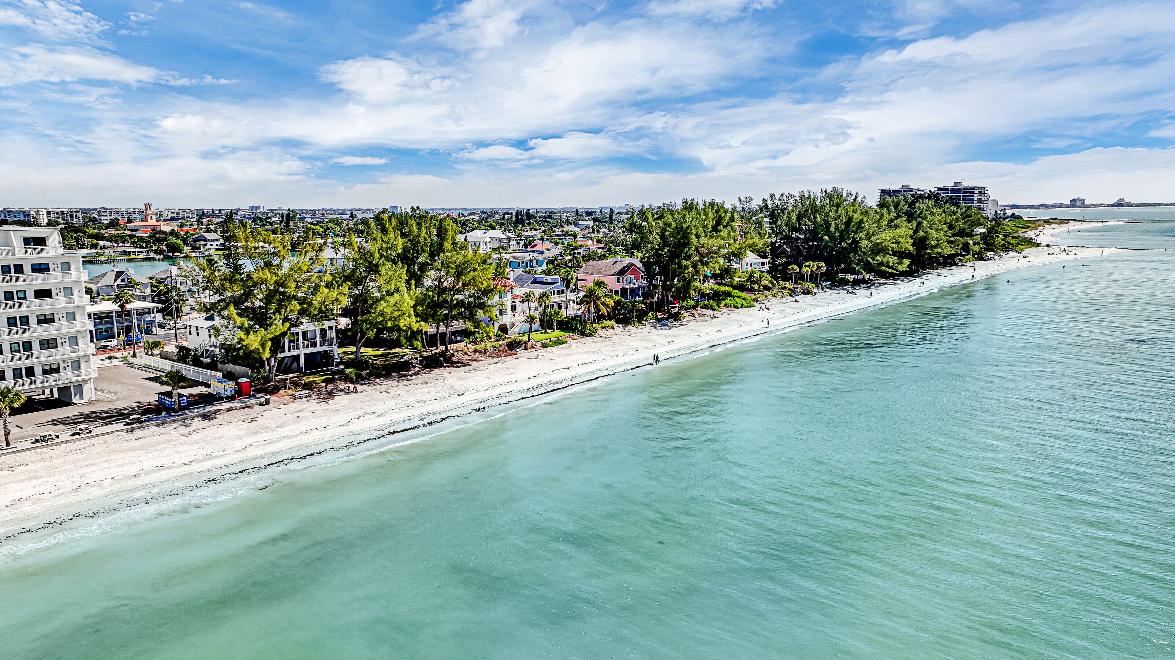 Plage, chaises longues, serviettes de plage