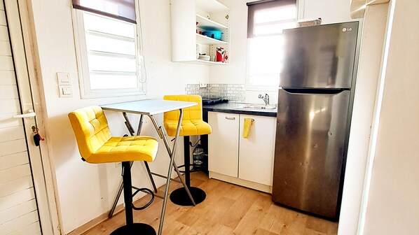 Réfrigérateur, micro-ondes, cafetière/bouilloire, chaise haute