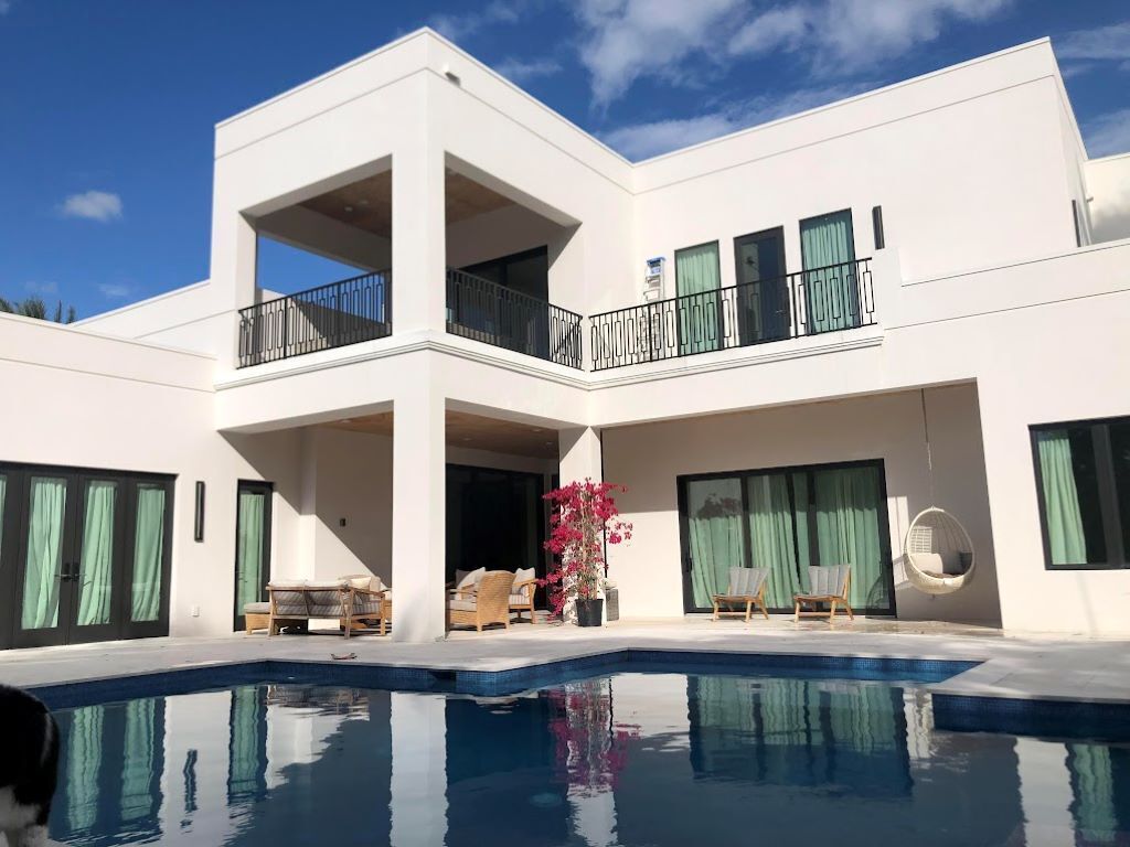 New Modern Home - Walk to beach