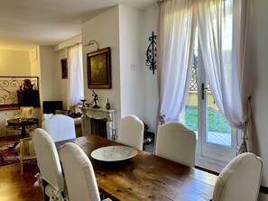 Dining - Rooftop Garden - Elegant Apartment in Historic Bologna (Bologna)