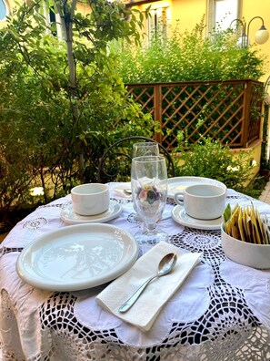 Outdoor dining - Rooftop Garden - Elegant Apartment in Historic Bologna (Bologna)