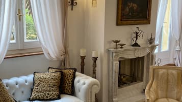 Smart TV, reproductor de DVD, libros y biblioteca musical