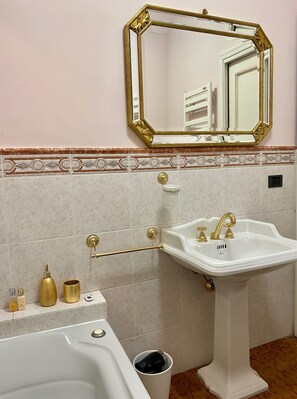 Bathtub, hair dryer, bidet, towels - Rooftop Garden - Elegant Apartment in Historic Bologna (Bologna)