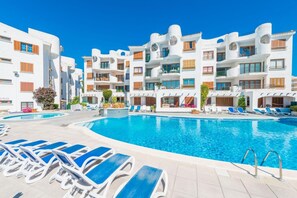 Pool - Fully Renovated: Direct Beach Access Apt. Sea View (Alcúdia)