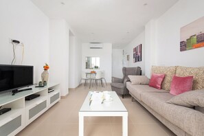 TV - Fully Renovated: Direct Beach Access Apt. Sea View (Alcúdia)