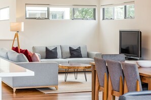 Smart TV - DREAMY BEACHSIDE ESCAPE OFFERING SPARKLING OCEAN VIEWS (Quindalup)
