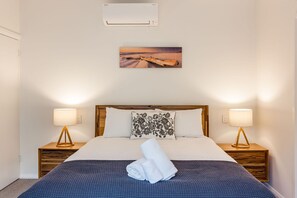4 bedrooms, iron/ironing board, free WiFi, bed sheets - DREAMY BEACHSIDE ESCAPE OFFERING SPARKLING OCEAN VIEWS (Quindalup)