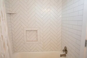 Shower, hair dryer, towels, soap - Beachfront - Steps from the sand! (Galveston)