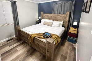 3 slaapkamers, een bureau, een strijkplank/strijkijzer, reisbedje