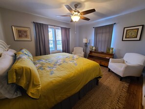 3 makuuhuonetta, tallelokero huoneessa, silitysrauta/-lauta