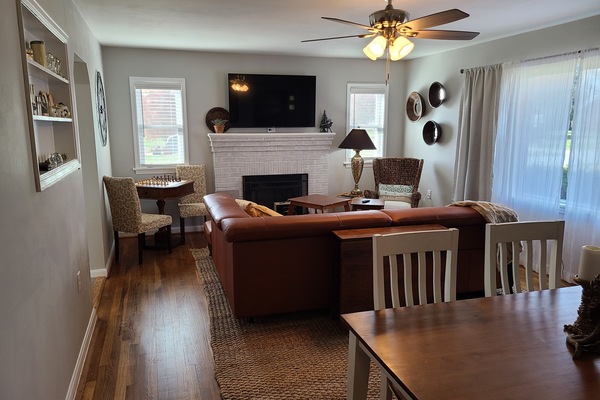 Una Smart TV, una chimenea