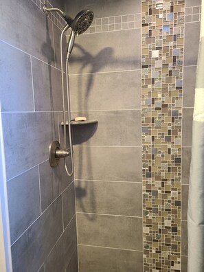 Shower, hair dryer, towels, soap - Gorgeous mountain views in Page Valley. Perfect for hikers  bikers and kayakers. (Luray)