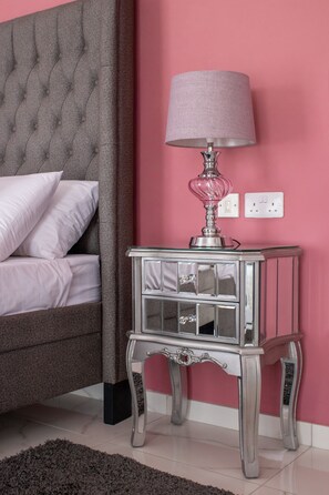 Decoración personalizada, muebles diferentes y escritorio 